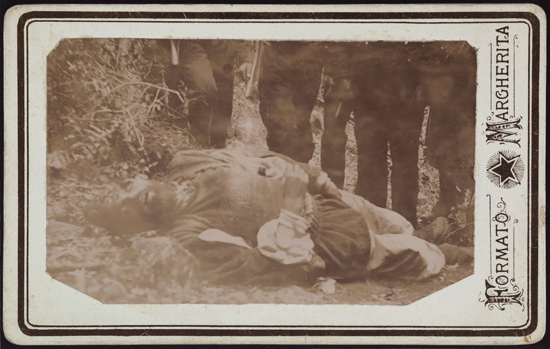 L. Magnanelli (?), Ritratto post mortem del brigante Giacomo Serra-Sanna, aristotipia su cartoncino "formato Margherita", 1899, Archivi Alinari, Firenze.